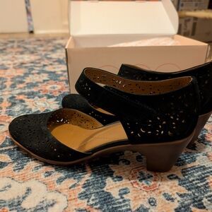 Easy Spirit Black Perforated Heels Size 9.5 Excellent Used Condition